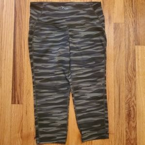 Old Navy Camo Cropped Leggings - L